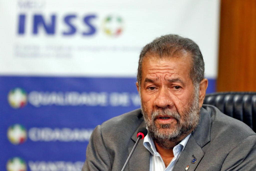 Carlos Lupi compara INSS