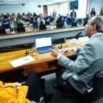 A Comissão de Constituição e Justiça (CCJ) do Senado aprovou nesta quarta-feira (21), o texto-base da proposta de emenda à Constituição (PEC) que acaba com o direito à reeleição para os cargos de presidente da República, governadores e prefeitos.