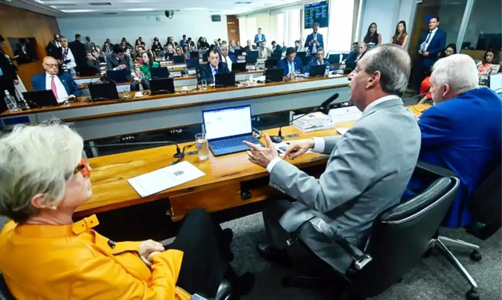 A Comissão de Constituição e Justiça (CCJ) do Senado aprovou nesta quarta-feira (21), o texto-base da proposta de emenda à Constituição (PEC) que acaba com o direito à reeleição para os cargos de presidente da República, governadores e prefeitos.