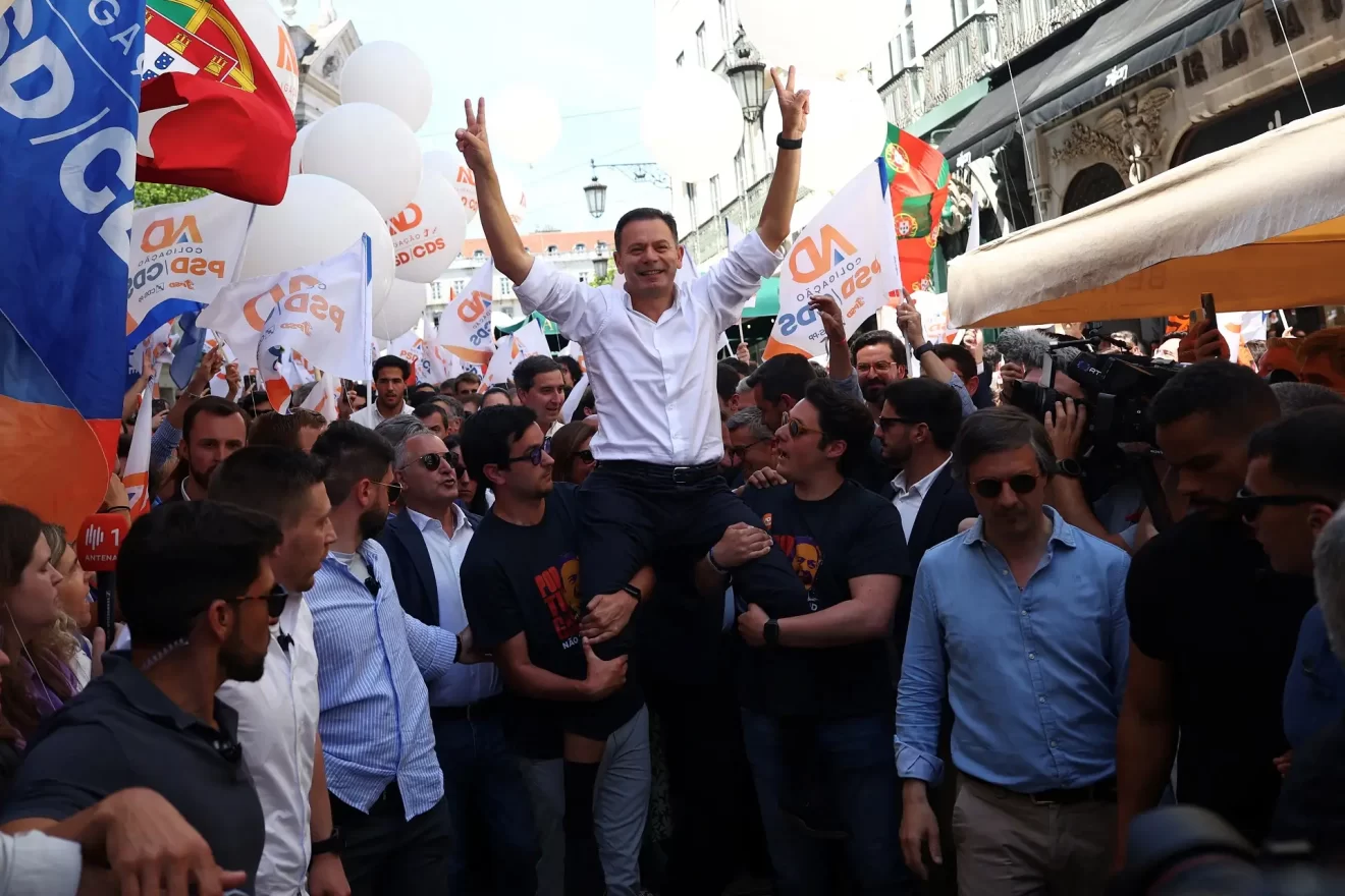 A AD registra 32,7% dos votos, enquanto o Partido Socialista (PS) e o Chega, de extrema-direita, empatam na segunda colocação, com cerca de 23% cada.