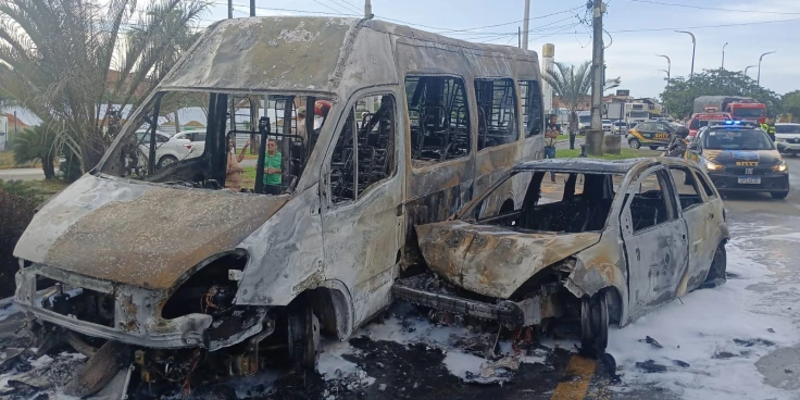 Um carro de passeio desgovernado colidiu com uma van e ambos os veículos pegaram fogo.