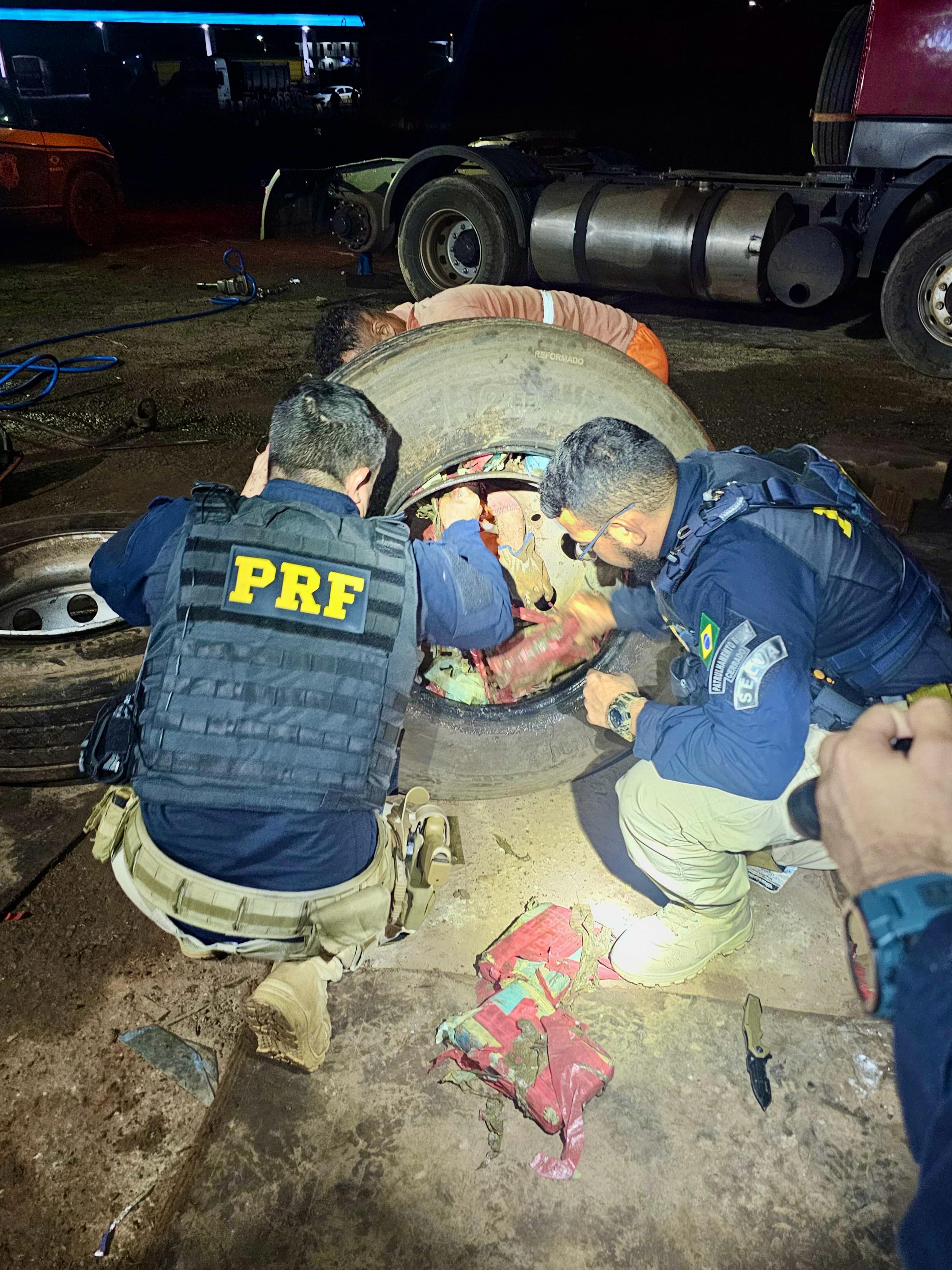 A Polícia Rodoviária Federal (PRF-MA) apreendeu mais de 188 kg de drogas escondidas nos pneus de um caminhão na quinta-feira (15).