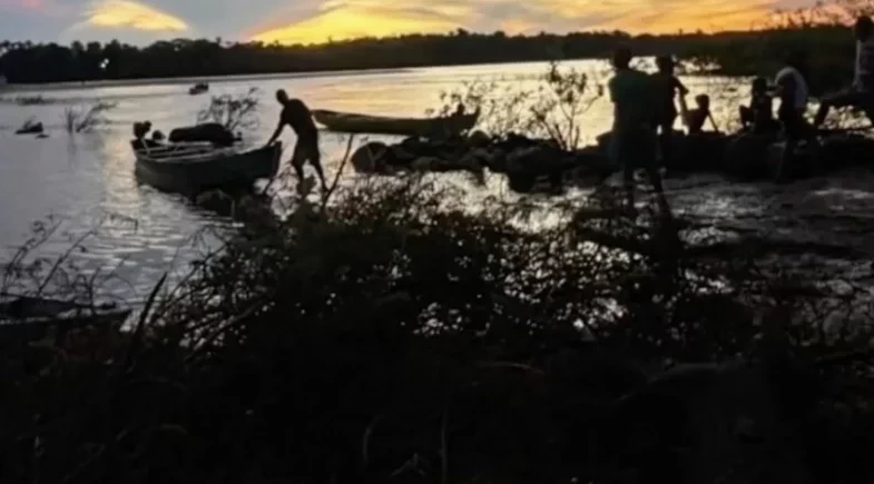 sete pessoas da mesma família estavam na embarcação durante o acidente e apenas duas pessoas foram resgatadas com vida.