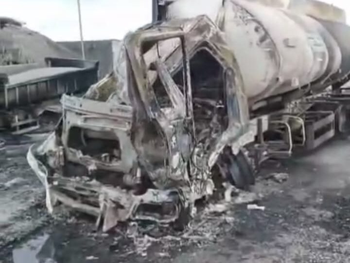 Um caminhoneiro morreu, na madrugada de quinta-feira (22), após o caminhão-tanque que ele conduzia colidir com uma caçamba e explodir logo em seguida.