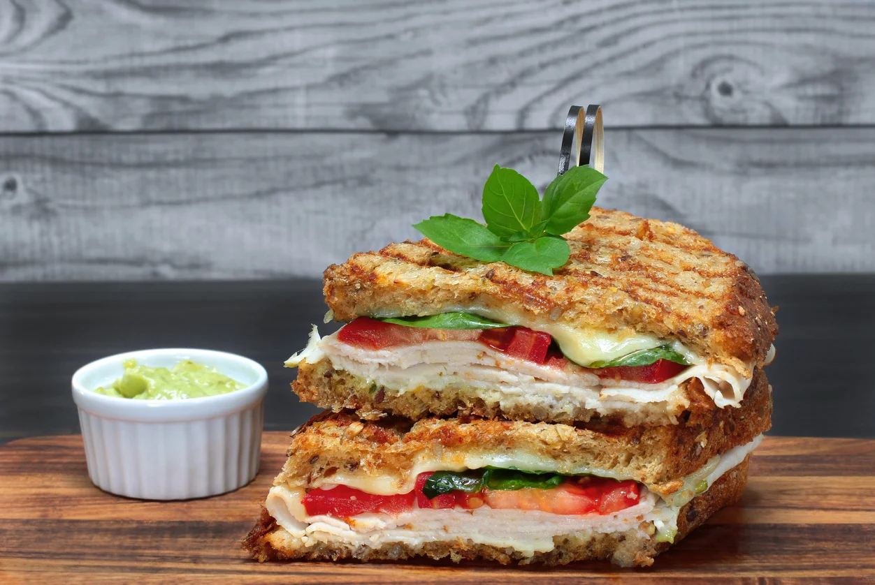 Lanche digno de cafeteria e fácil de fazer em casa! Esse sanduíche de frigideira com molho pesto e parmesão tem sabores marcantes e uma crostinha irresistível.
