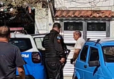 Dois funcionários da Águas do Rio foram baleados na tarde de segunda-feira (23), enquanto faziam a medição de um hidrômetro