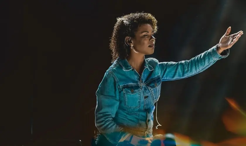 Após apresentar a nova versão do sucesso “Rio”, a cantora Nívea Soares relança mais um sucesso de sua carreira em nova roupagem.