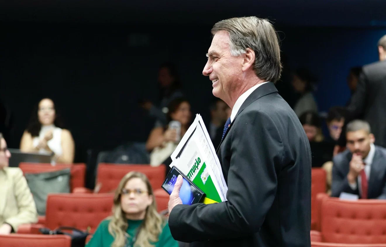 Bolsonaro usou as redes sociais para se manifestar. Ele disse que é inocente e que deixou o tribunal “tranquilo e mais confiante” de que será o próximo Presidente da República.