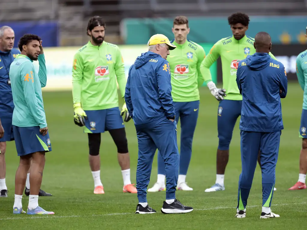 Em busca de gols e da classificação para a Copa do Mundo de 2026, Carlo Ancelotti armou a seleção brasileira com três mudanças na escalação no último treino antes de enfrentar o Paraguai.