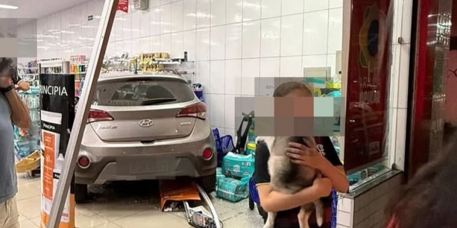 Acidente em São Luís: carro invade farmácia e deixa ferido