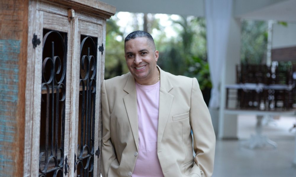 Waguinho celebra 40 anos de carreira e lança “Mesmo chorando”