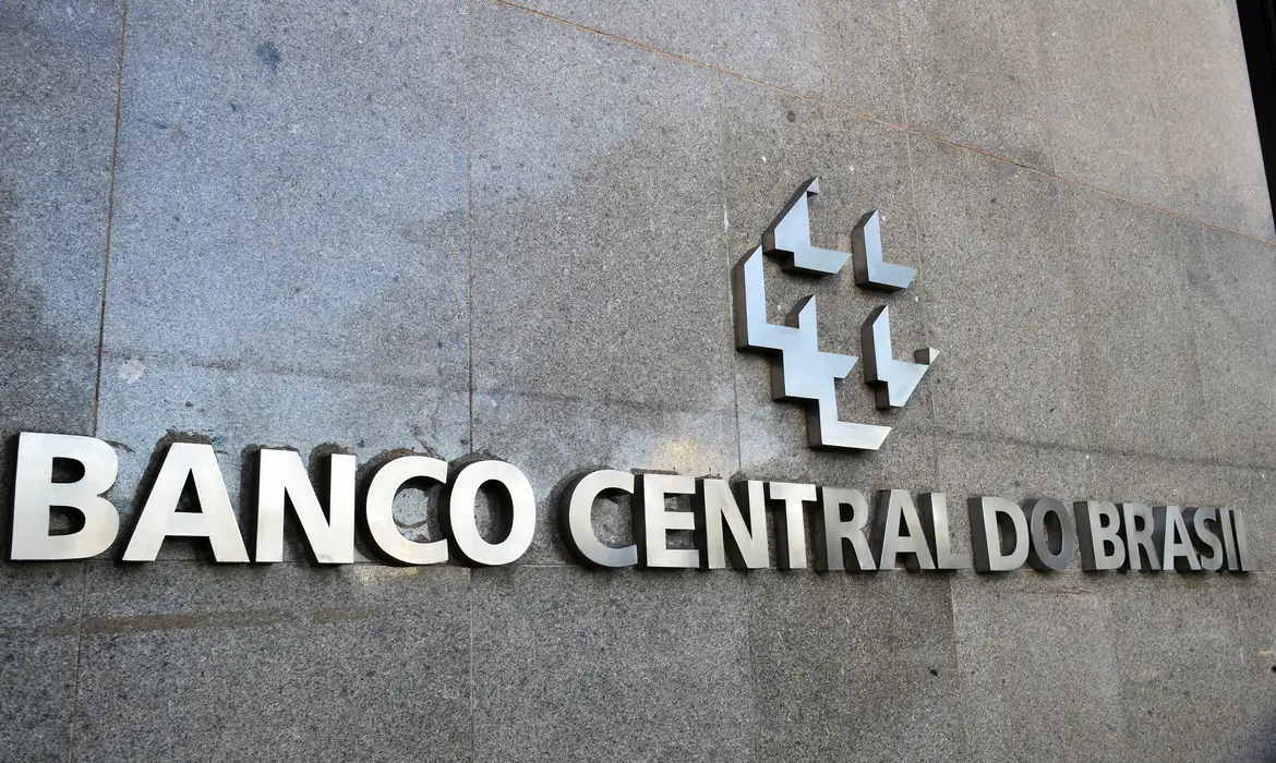 A previsão do mercado financeiro para o Índice Nacional de Preços ao Consumidor Amplo (IPCA) – considerado a inflação oficial do país – passou de 5,24% para 5,20% este ano.