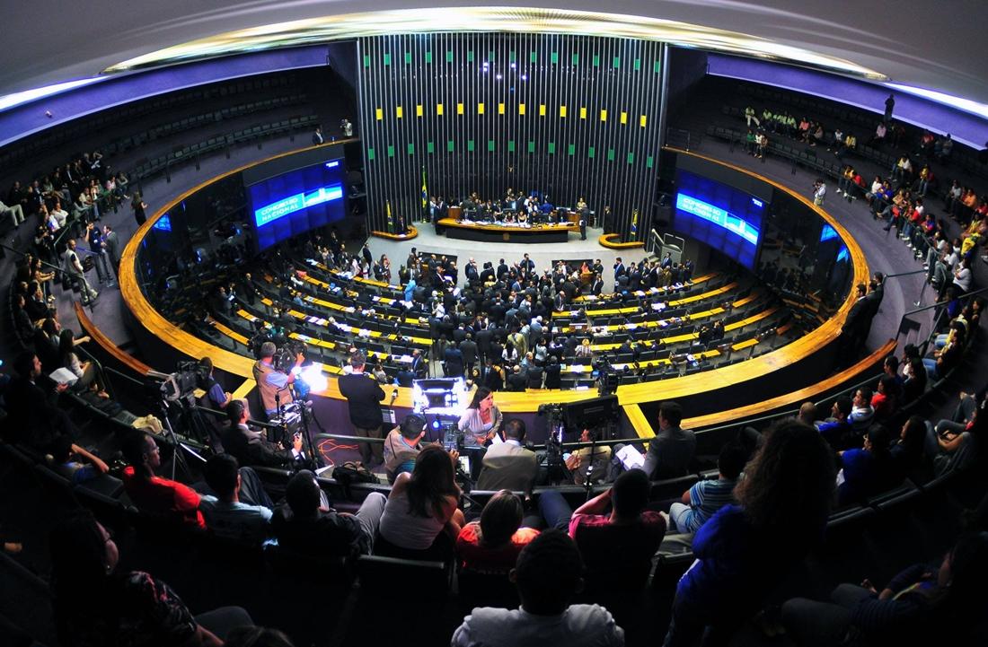 PEC da blindagem é aprovada por deputados e vai ao Senado