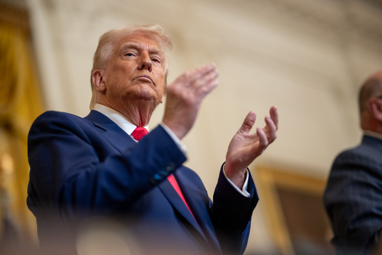 O presidente dos Estados Unidos, Donald Trump, afirmou que tomará uma decisão sobre o envolvimento direto do país na guerra entre Israel e Irã nas próximas duas semanas.