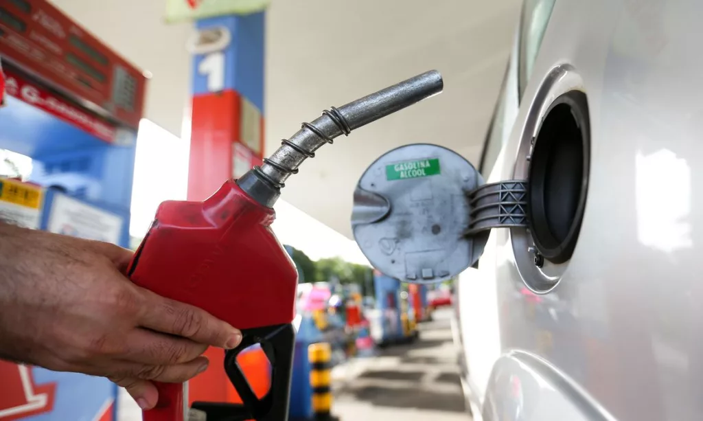 A Petrobras reduzirá em 5,6% o preço médio da gasolina vendida a distribuidoras a partir desta terça-feira (02)