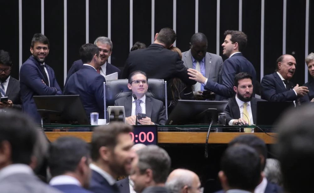 A Câmara dos Deputados aprovou na segunda-feira (16), por 346 votos a 97, um requerimento de urgência do projeto de decreto legislativo (PDL) que derruba o decreto que aumenta o Imposto sobre Operações Financeiras (IOF)