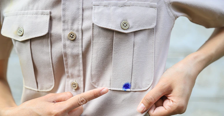 Se você sujou a roupa com um risco acidental ou um cartucho estourado, saiba que é possível aprender como tirar mancha de caneta.