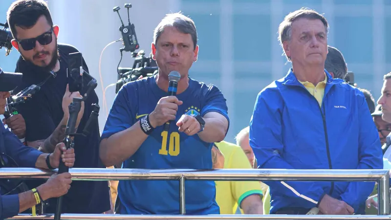 O governador de São Paulo, Tarcísio de Freitas (Republicanos), disse no domingo (29), que o ex-presidente da República Jair Bolsonaro (PL) é “o maior líder político da história”