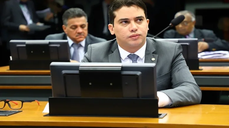 A Polícia Federal (PF) deflagrou na manhã desta terça-feira (08), uma operação que apura um esquema de fraudes e desvio de recursos públicos no estado do Ceará.