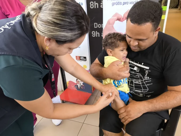 A partir desta terça-feira (1º), a vacina meningocócica ACWY passa a ser ofertada no Sistema Único de Saúde (SUS) para crianças com 12 meses de vida. 