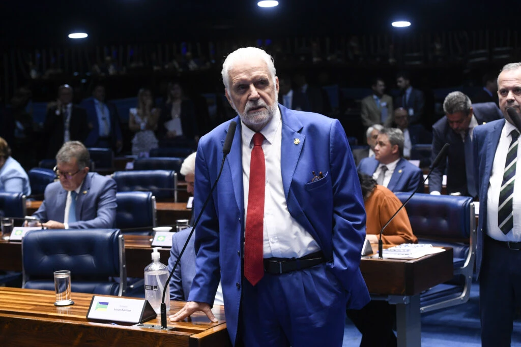 Comitiva de senadores irá aos EUA para debater tarifas de 50%