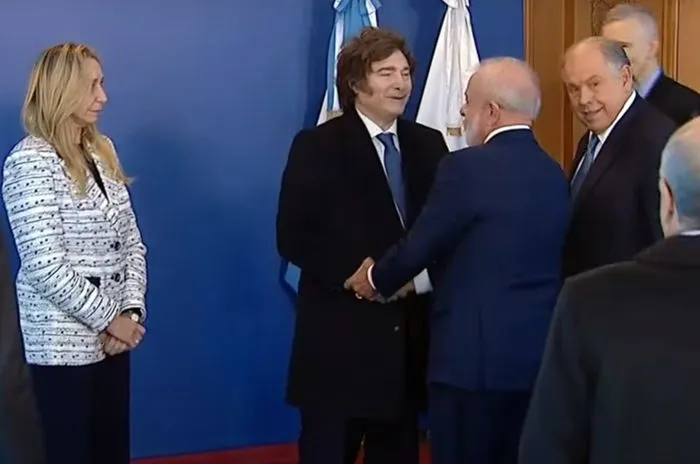 Com o presidente da Argentina, Javier Milei, como anfitrião, o presidente Luiz Inácio Lula da Silva (PT) participa nesta quinta-feira (03), em Buenos Aires,