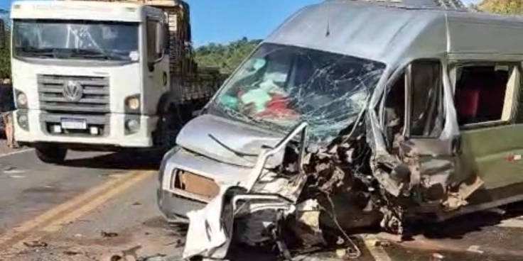 Carro entra na contramão em curva e se choca com van provocando três mortes na BR-222