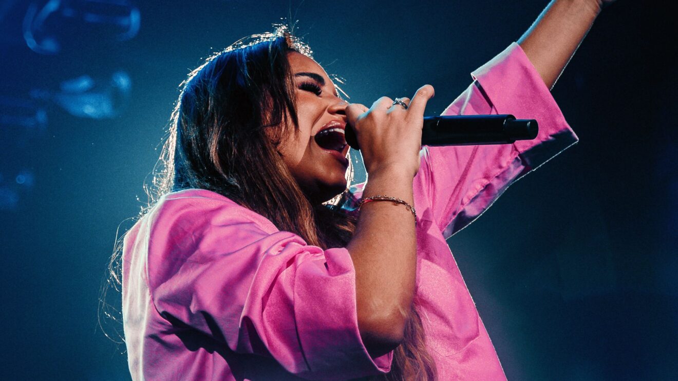 Sarah Beatriz resgata clássico do louvor moderno: ‘O Poder do Teu Amor’