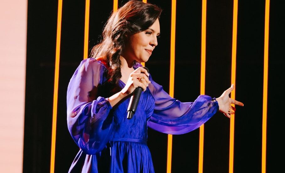 A cantora Suellen Lima, um dos nomes revelados pela Louvor Eterno há mais de 20 anos, é destaque no DVD comemorativo dos 43 anos da gravadora.