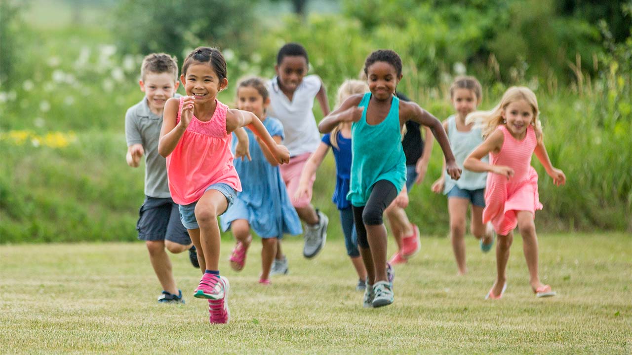 Para reduzir o tempo de tela das crianças durante as férias, é importante criar um ambiente que estimule outras atividades, como brincadeiras ao ar livre, jogos de tabuleiro, leitura e atividades manuais.