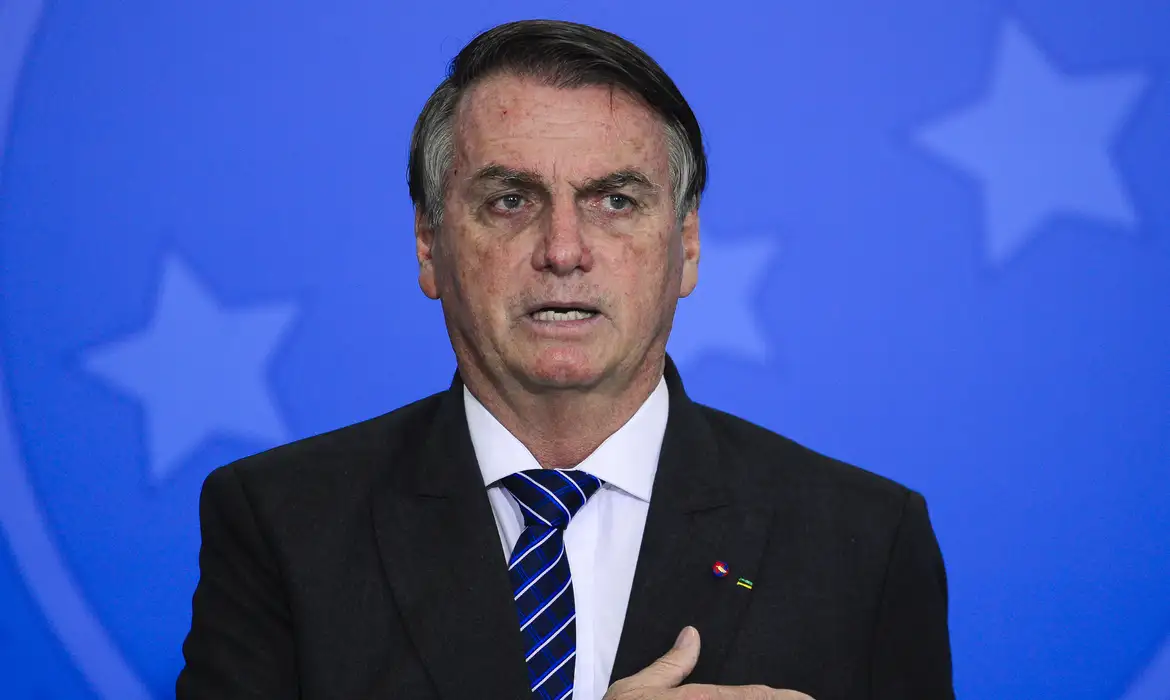 O ex-presidente Jair Bolsonaro (PL) ficará em repouso absoluto durante todo o mês de julho, seguindo orientação médica.