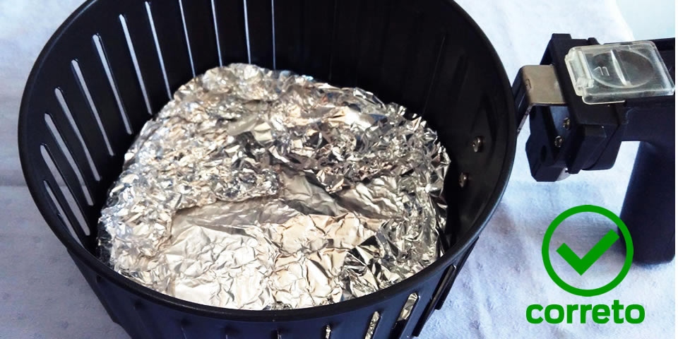 É possível colocar papel alumínio na air fryer sem causar acidentes.