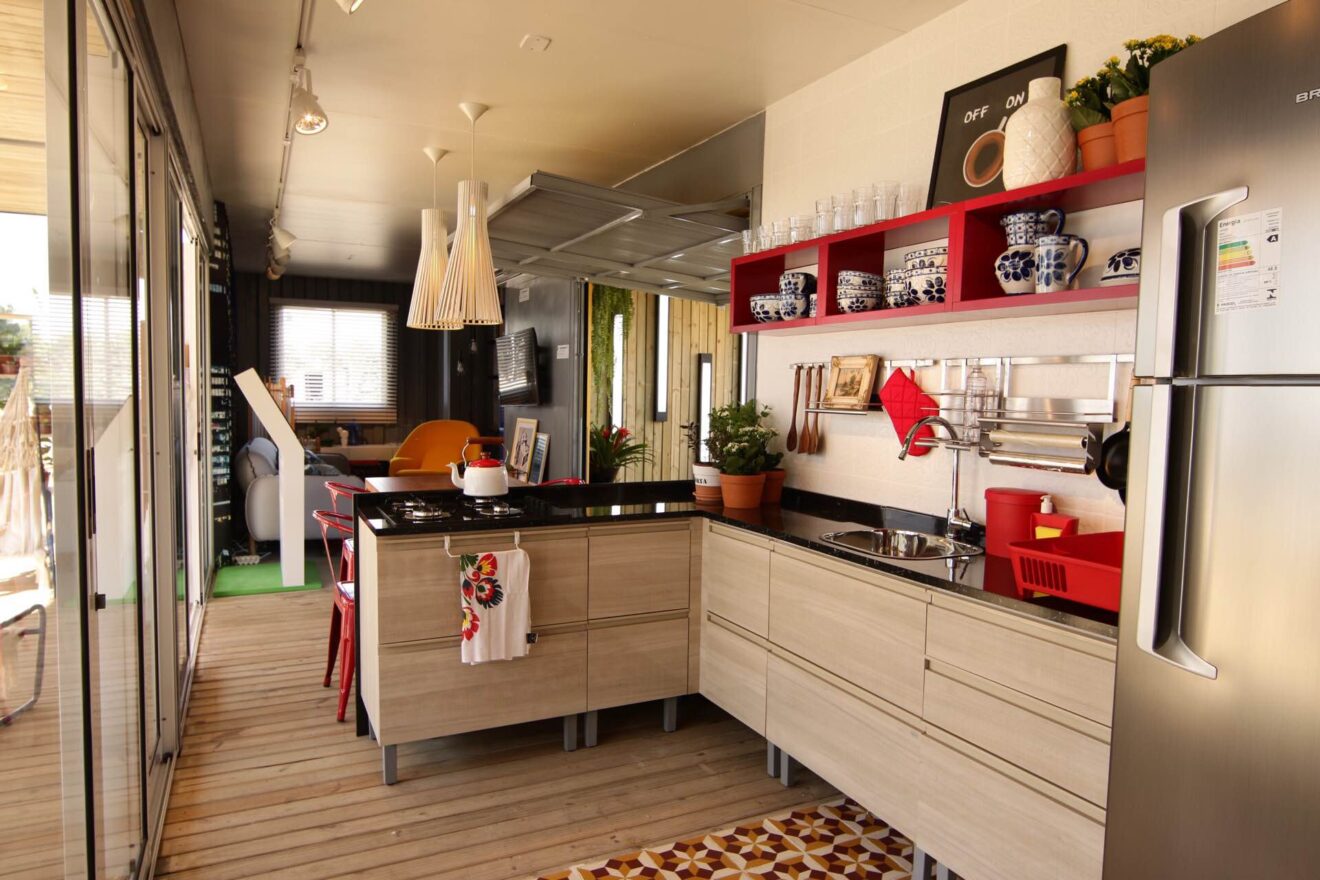 Uma cozinha arrumada estimula o hábito de cozinhar, uma vez que há mais conforto para realizar os procedimentos e espaço para utilizar.