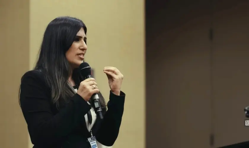 Cristã presa no Irã não nega fé, impacta policial e ele a liberta: “Me pediu uma Bíblia”