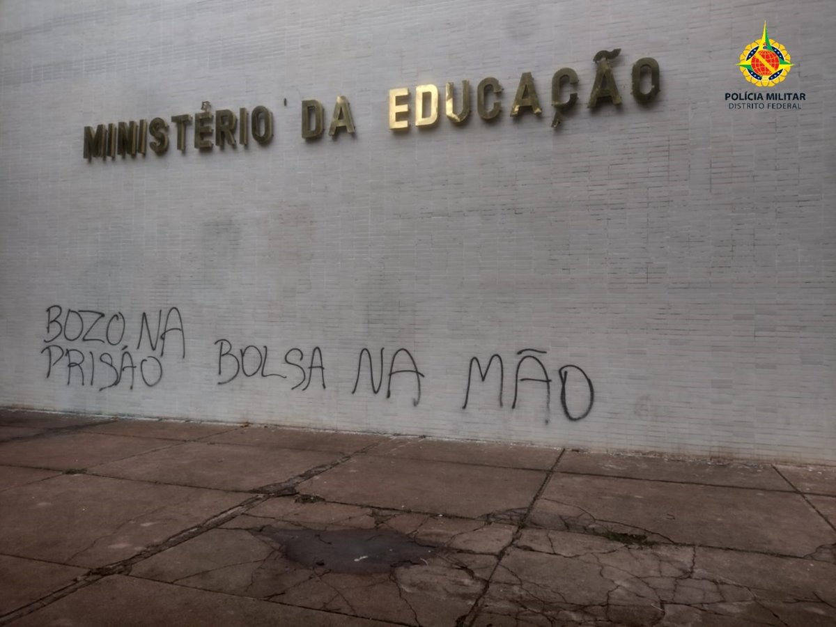 Alvo da PF por pichar prédio do MEC é assessor de Erika Hilton