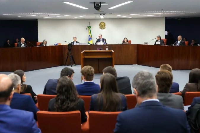 Julgamento de Bolsonaro é retomado com voto de Moraes