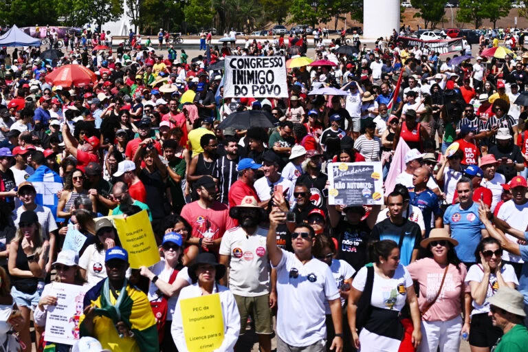 Esquerda faz ato contra anistia na Paulista e outras partes do país