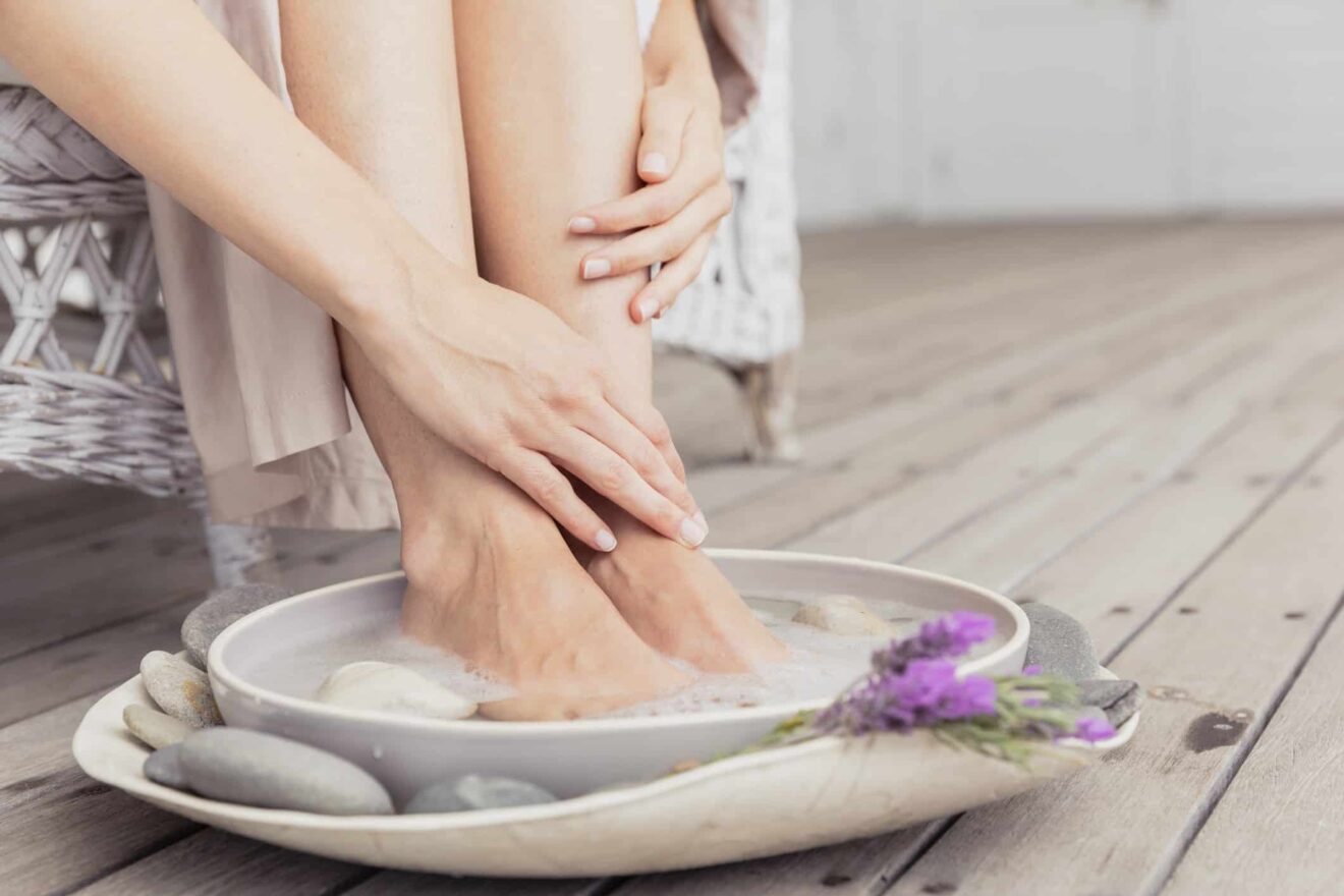 Para que serve o escalda-pés com sal e bicarbonato?