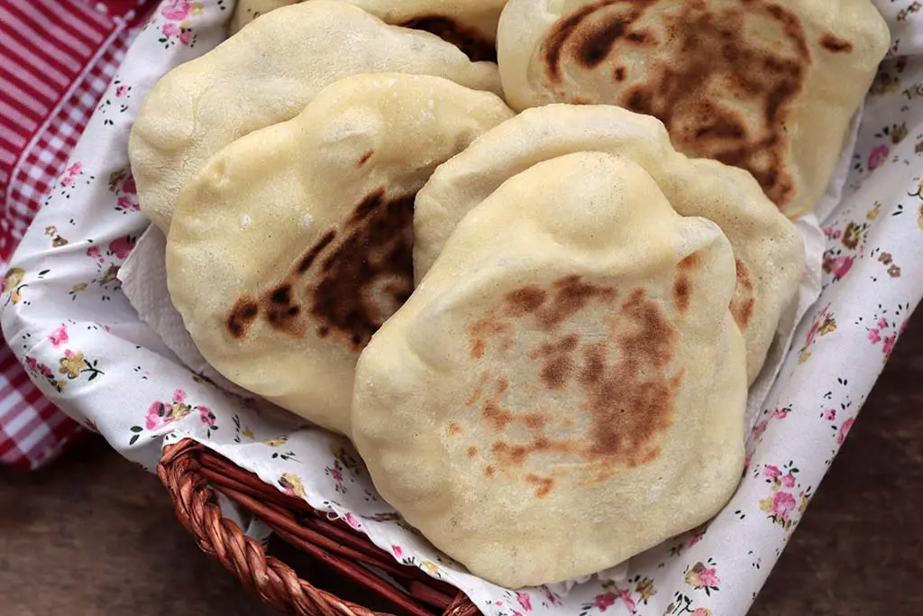 Pão sírio caseiro na frigideira