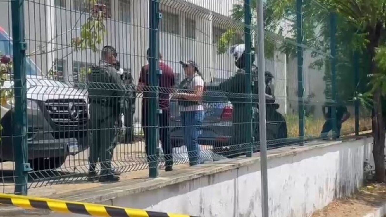 Dois estudantes são mortos a tiros e 3 ficam feridos em escola
