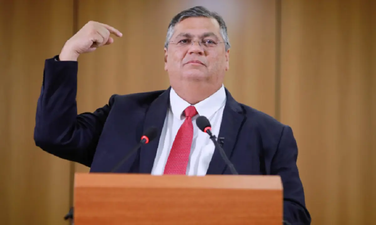 Assessoria de Flávio Dino diz que mulher o hostilizou em avião