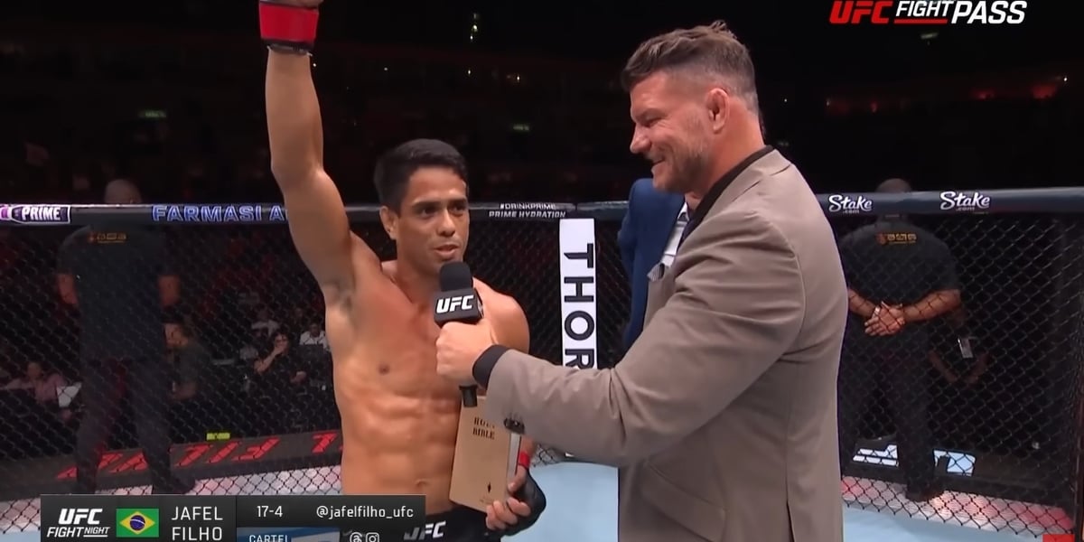 Lutador prega com Bíblia no UFC Rio: “Jesus está voltando! Desperta, Brasil!”