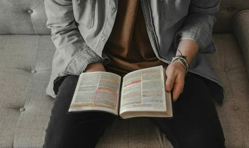 Aqui estão sugestões de subtítulos para organizar o texto, seguindo os diferentes aspectos do fenômeno: O "Bible Boom" nos EUA Dados recém divulgados revelaram um fenômeno em ascensão nos Estados Unidos: o aumento do interesse dos americanos na fé cristã. De acordo com o serviço de monitoramento editorial Circana Bookscan, a venda anual de Bíblias no país aumentou 41,6% desde 2022, impulsionada principalmente pela Geração Z e jovens adultos que estão buscando respostas espirituais em meio a tempos de incerteza. O fenômeno tem sido chamado pela imprensa americana de “Bible boom” (“Boom das Bíblias”) e acompanha o aumento de conteúdos nas redes sociais voltados para o estudo da Bíblia e devocionais. Influência do Mercado e da Tecnologia As editoras cristãs também tiveram um papel importante no aumento do interesse pela Palavra de Deus, ao investir em design, marketing digital e novas edições temáticas da Bíblia. Aplicativos Cristãos e Música Gospel em Alta Além disso, o uso de aplicativos cristãos e o consumo de música gospel também cresceram nos EUA. Segundo a empresa de dados SensorTower, downloads de aplicativos de religião e espiritualidade aumentaram 79,5% desde 2019. No mesmo período, os streams de música cristã contemporânea do Spotify aumentaram 50%, conforme o Music Insights da Luminate. Análise de Especialistas e o Início de um Avivamento Os dados foram divulgados pelo programa de TV “Fox & Friends” na quarta-feira (15). Especialistas e líderes cristãos estão descrevendo o fenômeno como um avivamento. “Há uma sede por sentido e estabilidade. Muitos jovens estão cansados do vazio cultural e encontram na Bíblia uma referência sólida para reconstruir o propósito da vida”, afirmou o pesquisador Marcus Collins, especialista em comportamento social e cultura religiosa, à revista Forbes. Líderes cristãos têm visto o movimento como um despertar espiritual entre as novas gerações. “Talvez estejamos presenciando o início de uma nova geração de fé, menos institucional, mais pessoal e consciente”, comentou o pastor e autor Timothy Harper, à Forbes. O Caso Charlie Kirk e o Despertar Espiritual Líderes cristãos relataram que um avivamento surgiu nos EUA logo após a morte de Charlie Kirk em setembro, com pessoas retornando à igreja ou indo a um culto pela primeira vez. Além disso, as redes sociais foram tomadas por relatos de pessoas que aceitaram Jesus após o assassinato do líder cristão conservador.