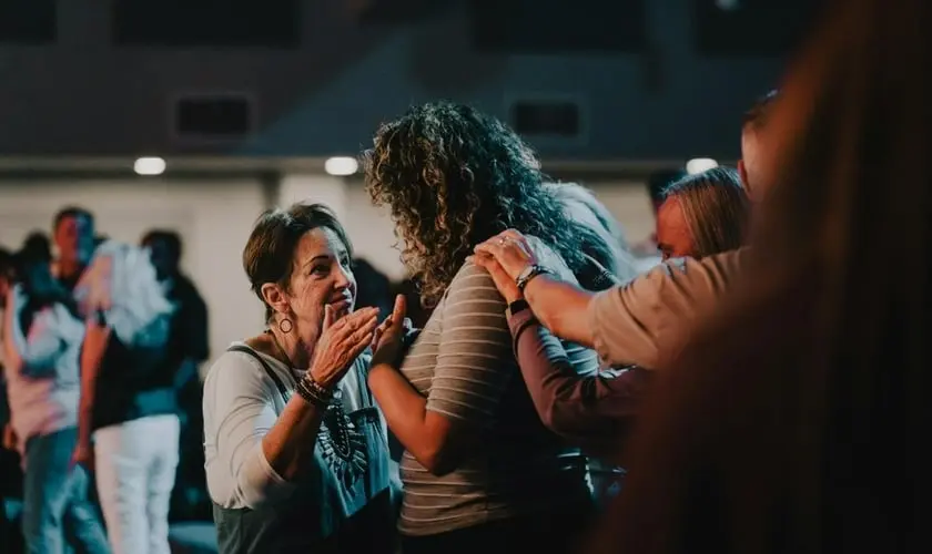 Maioria dos que não frequentam igreja dizem que iriam se fossem convidados, diz pesquisa