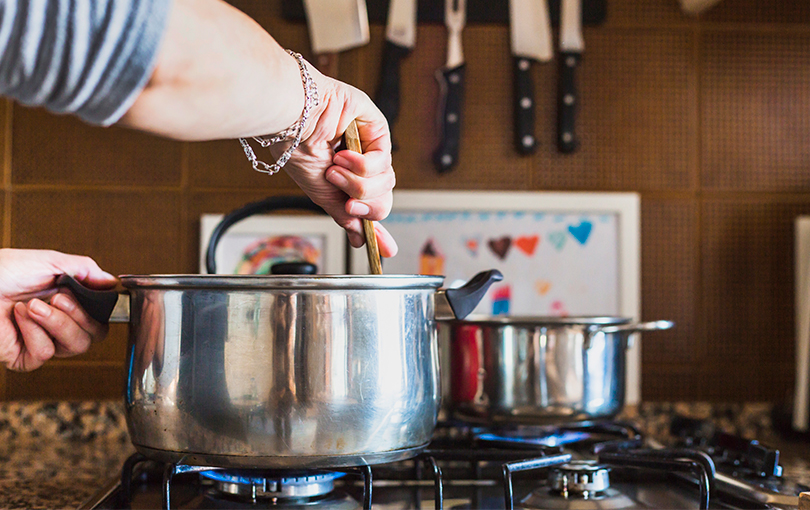 Dicas para você economizar o gás de cozinha na hora de preparar a refeição