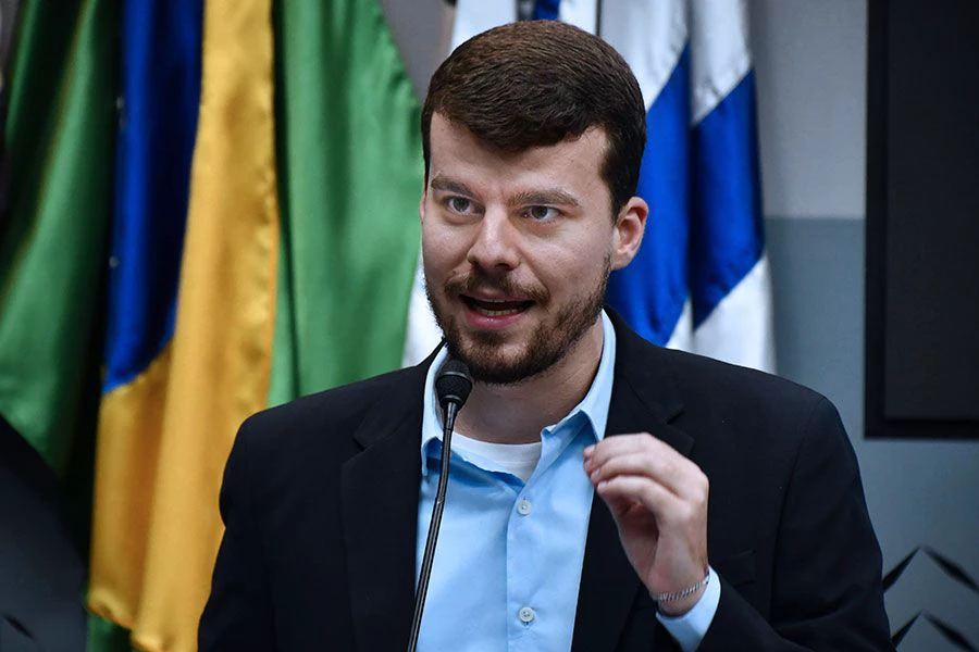 Vereador do PL é denunciado ao MP por oração em escola