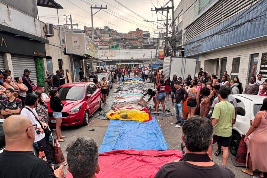 Moradores da Penha levam ao menos 50 corpos para praça