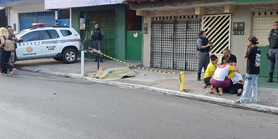 Homem sai para trabalhar e é encontrado morto em calçada, no bairro João de Deus