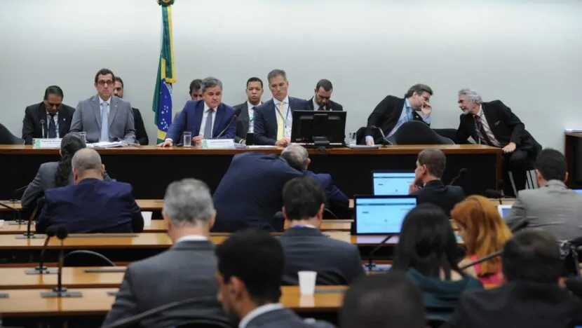 Comissão do Congresso aumenta fundo eleitoral para R$ 4,9 bilhões