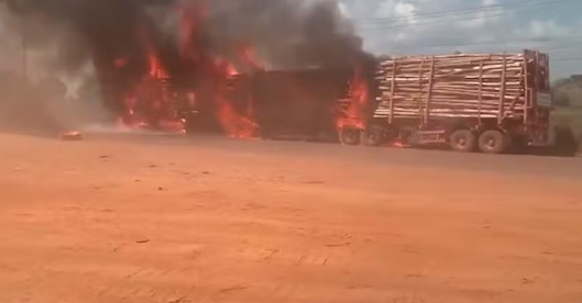 Carreta com carga de eucalipto incendeia na Estrada do Arroz, em Imperatriz